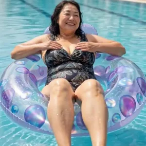 ぷにぷに巨乳熟女と浮き輪でぷかぷか水遊び♪ 視線で誘惑しながら胸を揉みしだき我慢できずに…