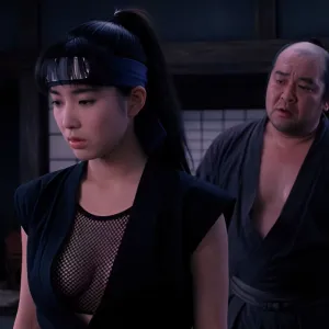 くノ一の謎のあみあみシャツ