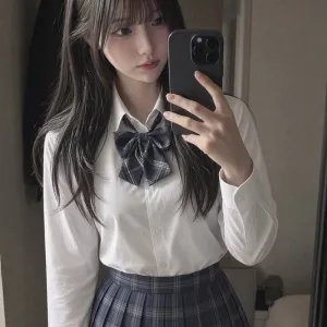 鏡自撮りでパンツを見せてくれる制服娘