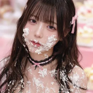 ケーキまみれ美女(ソフト)